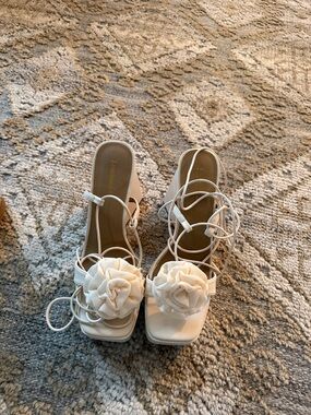 NEVER WORN Elegant White Floral Lace-Up Women's Sandals